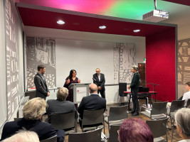 Thomas Merz, seit Langem vielfältig aktiv für die SPD Dinkelsbühl, wird von der Ortsvereinsvorsitzenden Melitta Thamm für seine Arbeit geehrt.