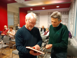 OV-Vorstandsmitglied Helmut Müller erläutert Rolf Mützenich das Protokollbuch des Ortsvereins, das von der Gründung 1908 bis zum Parteiverbot durch den NS-Staat 1933 lückenlos geführt wurde - ein einmaliges Dokument der Dinkelsbühler Geschichte.